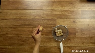 Hur man gör kattleksaker av vinkorkar