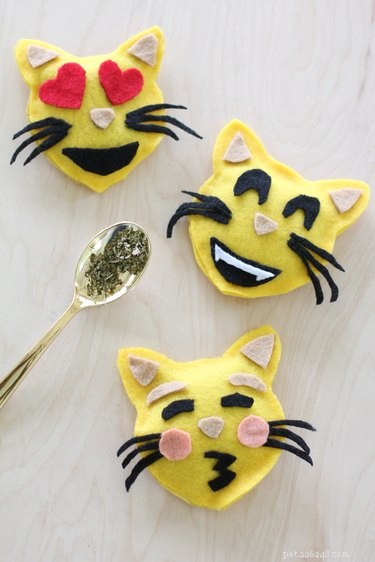 Create No‑Sew Emoji Catnip Toys: A Quick & Fun DIY for Modern Cats
