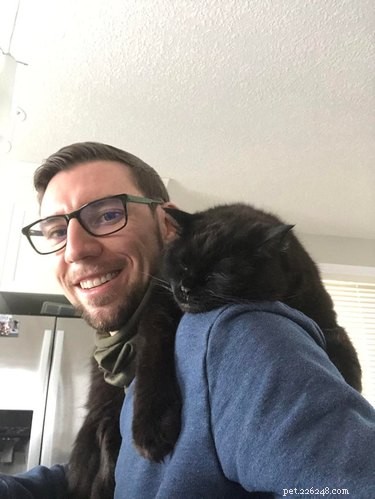 19 Adorable Shoulder‑Pet Photos Trending Online