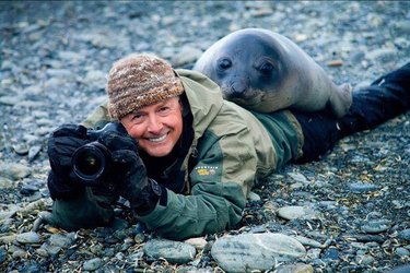 Unexpected Animal Interactions with Wildlife Photographers: 17 Stunning Photos