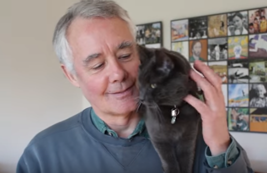 Step-by-Step Guide: Putting on a Jumper Without Disturbing Your Cat
