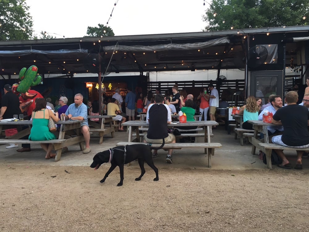 Top 8 Pet-Friendly Restaurants in Houston – Dining Out with Your Furry Friend