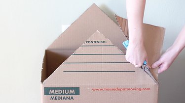 Come realizzare una casa di marzapane festiva di cartone per i tuoi animali domestici usando vecchie scatole