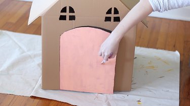 오래된 상자를 사용하여 애완 동물을 위한 축제용 판지 진저브레드 하우스를 만드는 방법
