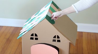 Hoe maak je een feestelijk kartonnen peperkoekhuisje voor je huisdieren met oude dozen