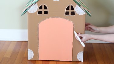 Hur man gör ett festligt pepparkakshus i kartong för dina husdjur med gamla lådor