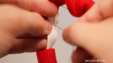 あなた自身のDIYのクリスマスの犬の首輪を作る方法 