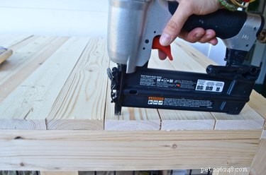 Como fazer uma capa de caixa de madeira para cães DIY