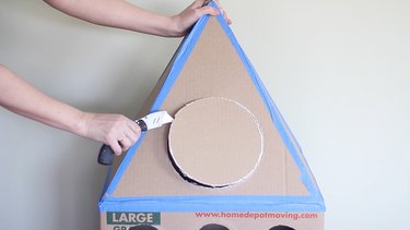 Como fazer um foguete de papelão para o seu gato usando caixas antigas