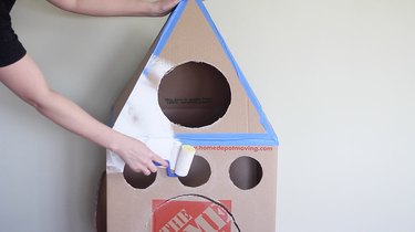 Hoe maak je een kartonnen raketschip voor je kat met oude dozen