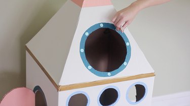 Как сделать картонную ракету для кошки из старых коробок