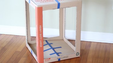 Jak vyrobit elegantní houpací síť pro kočky z lepenkové krabice