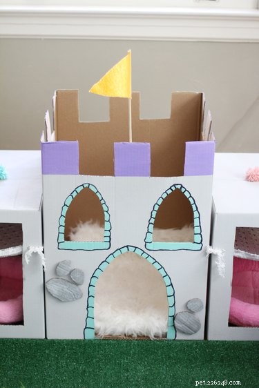 Come realizzare un epico castello di gatti fai-da-te con scatole di cartone