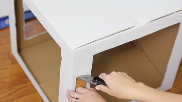Jak vyrobit impozantní DIY kočičí hrad z kartonových krabic