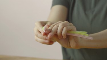 Hoe maak je een zelfgemaakte frisdrankdoos kattenspeeltje