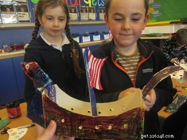 スコットランドの小学生がバイキングの葬式で名誉を与えられた教室の金魚 