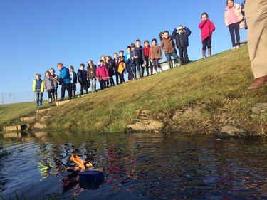 Klassrumsguldfisk hedrad med vikingabegravning av skotska elementära elever