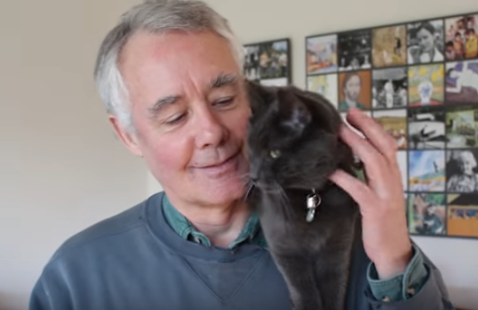 Hilarische tutorial over hoe je een trui aantrekt (zonder je kat te storen)