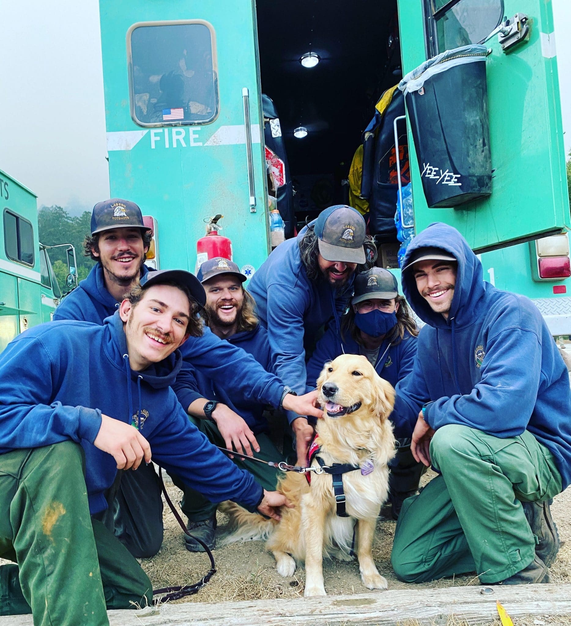 Il cane da terapia dolce offre il necessario soccorso ai vigili del fuoco che combattono gli incendi della costa occidentale