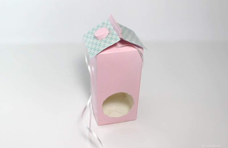Mangiatoia per uccelli in cartone di latte rosa fai-da-te:un progetto divertente per tutta la famiglia