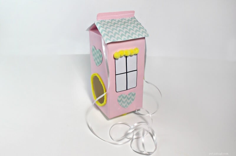 Fågelmatare för DIY rosa mjölkkartong – ett roligt projekt för hela familjen