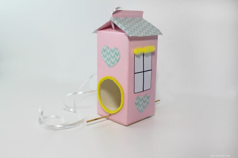 Fågelmatare för DIY rosa mjölkkartong – ett roligt projekt för hela familjen