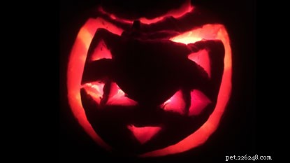 Хочешь пошалить в этот Хэллоуин? Загрузите наши забавные трафареты тыквы в виде кошки.