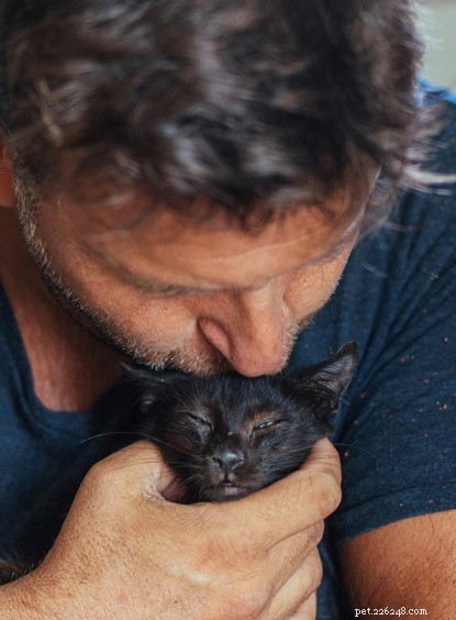O pai de gato Philip Bloom não tem vergonha de ser um amante moggy