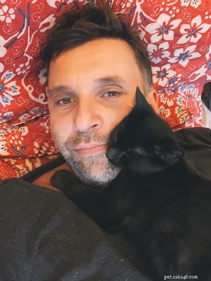 猫のお父さんフィリップブルームは、モギーの恋人であることを恥じていません 