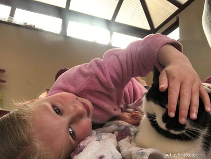Les meilleurs amis :le chat Domino et la fille autiste Marnie.