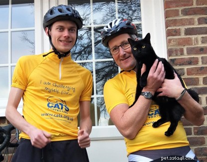 A família pedala 750 milhas para arrecadar fundos para a Proteção dos Gatos.