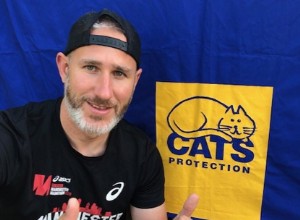 Cats Protection 후원자는 런던 마라톤이 연기된 후 차도에서 기금 마련 마라톤을 진행합니다.