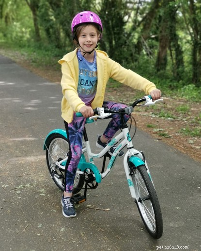 Arrecadação de fundos de ciclismo para meninas de oito anos.