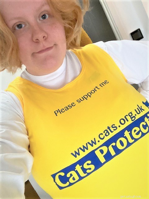 Apoiadora de caridade arrecada fundos correndo 200 km em Canturbury, inspirada por seus gatos que consertaram seu coração partido.