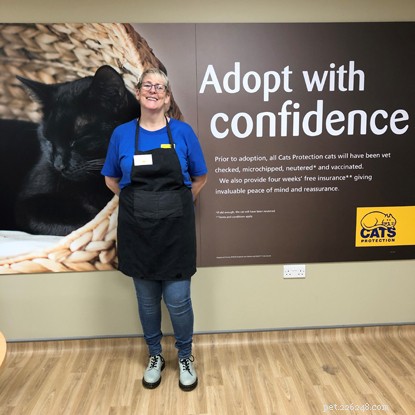 Incapaz de trabalhar devido às suas condições de saúde, Laura diz que o voluntariado para a Cats Protection fez toda a diferença para o seu bem-estar este ano 