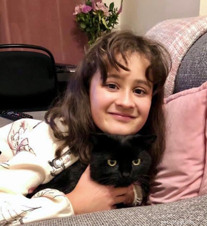 Een negen maanden vermiste kat wordt herenigd met een 10-jarig meisje – en haar hartverwarmende reactie wordt vastgelegd op camera.