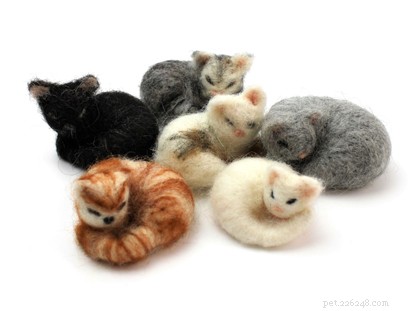 A especialista em artesanato Steffi Stern da The Makerss revela como transformar lã em um amigo felino de feltro!