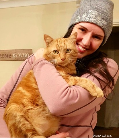クレア・ニックリンは、2人の新しい猫の家族を見つけた後、キャット・プロテクションのために資金を調達するという野心的な挑戦を始めました。 