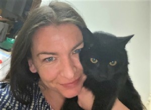 Gemma Barbieri plakala nevěřícně poté, co se znovu setkala se svou kočkou Rose díky Cats Protection skenujícím její mikročip