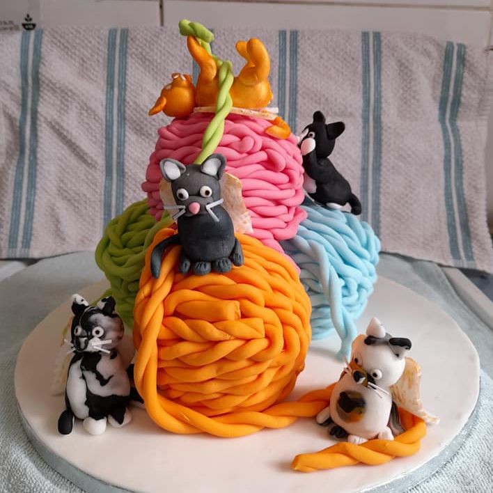 Een cake in de vorm van bolletjes wol en enkele meringuekoekjes met kattenthema hebben de bakuitdaging van Cats Protection gewonnen