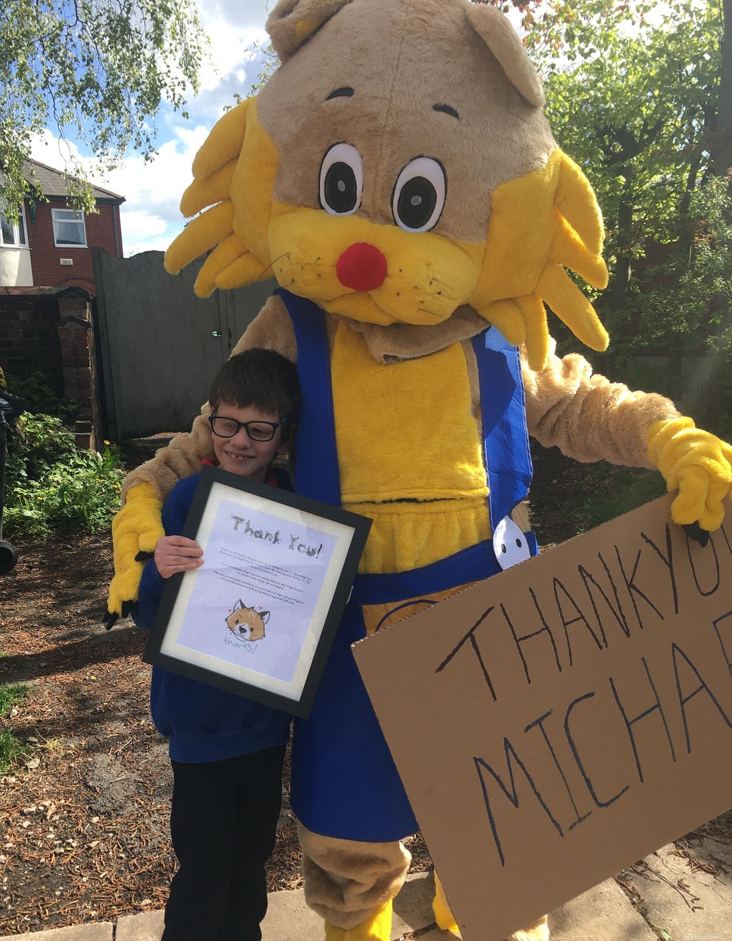 11-årige Michael Hart från Wigan underhöll både katter och Facebook-följare för att samla in £300 till en välgörenhetsorganisation som ligger honom varmt om hjärtat