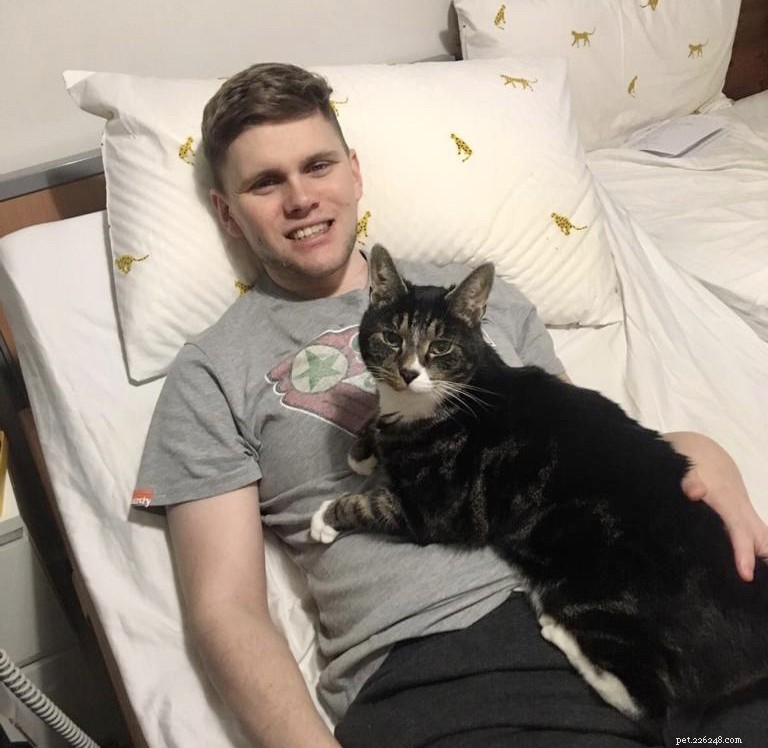 Dave는 25세에 말기 병에 걸린 후 그의 파트너인 Olivia와 함께 Cats Protection의 Monty를 입양했습니다. Olivia는 Monty가 그들이 가장 암울한 시기에 대처하는 데 도움을 주었다고 믿습니다.