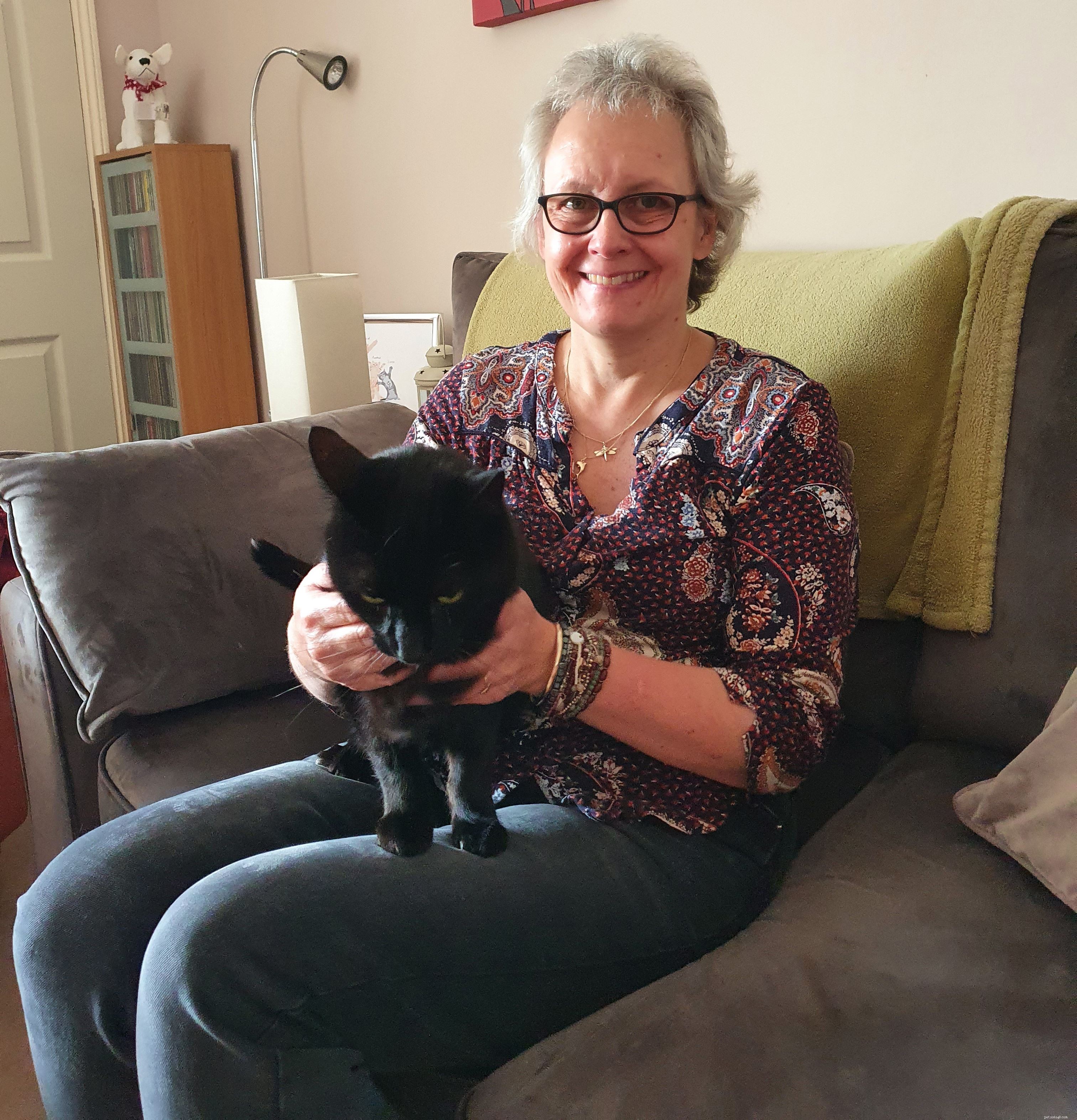 Sarah Muir samlar in pengar till katter efter att hennes egna moggies hjälpt henne genom cancerbehandling i lockdown
