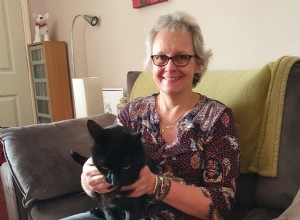 Sarah Muir sbírá peníze pro kočky poté, co jí její vlastní moggies pomohli s léčbou rakoviny v uzamčení