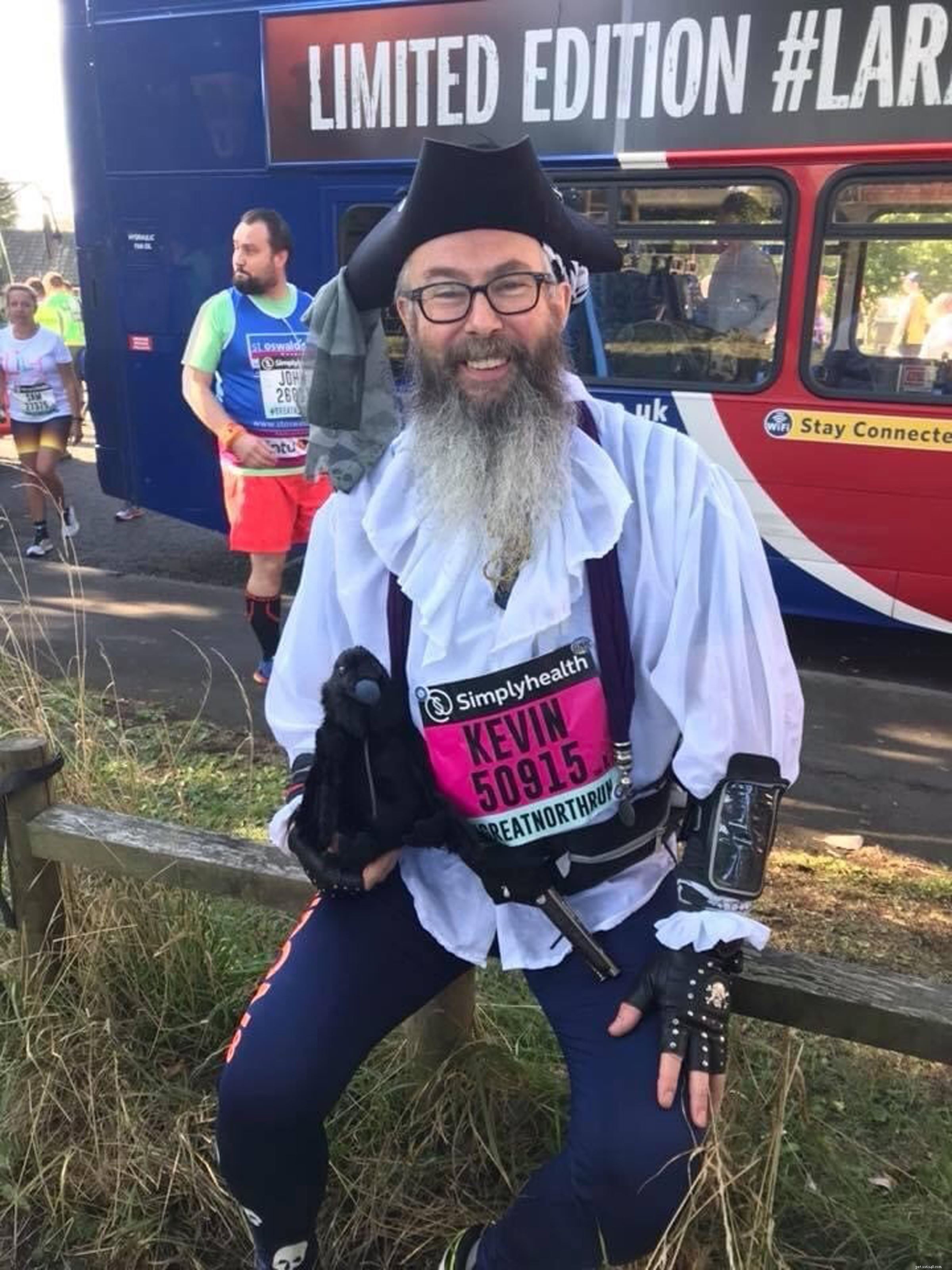 Kevin de piraat bedankt zijn training voor de marathon van Londen voor het redden van zijn leven, en nu doet hij het allemaal opnieuw om geld in te zamelen voor katten 