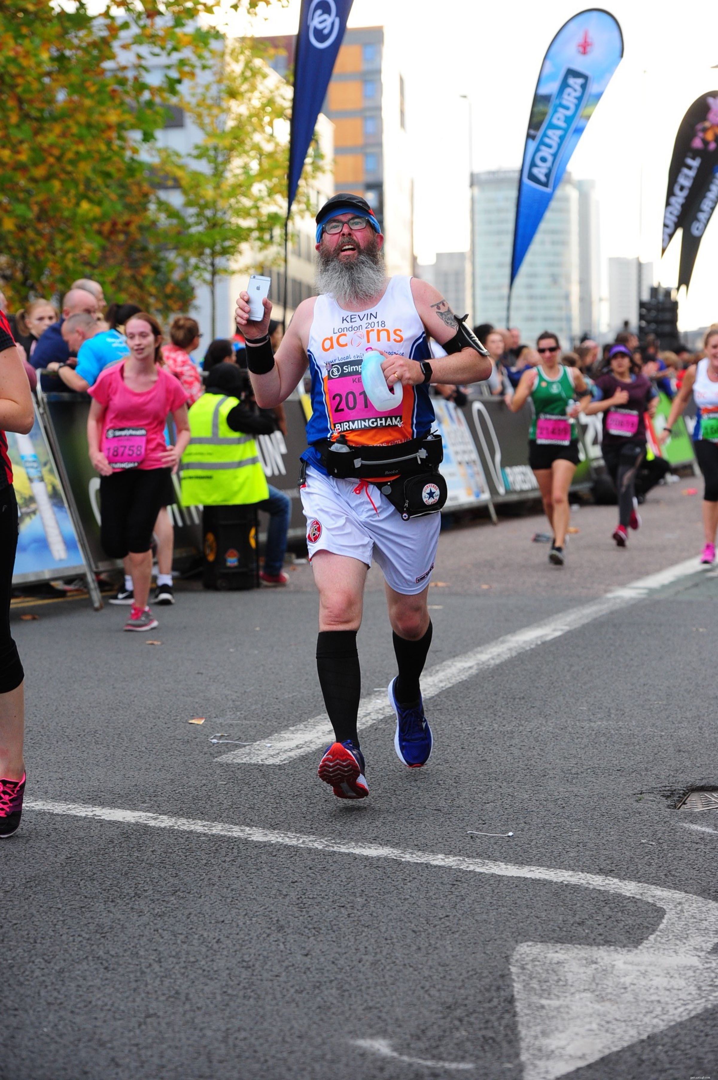 Kevin the Pirate tackar sin träning för London Marathon för att han räddade hans liv, och nu gör han allt igen för att samla in pengar till katter 