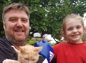 Surrey의 Sean Ryder가 원치 않는 고양이를 위한 기금을 마련하기 위해 권투 시합에 참가하고 있습니다.