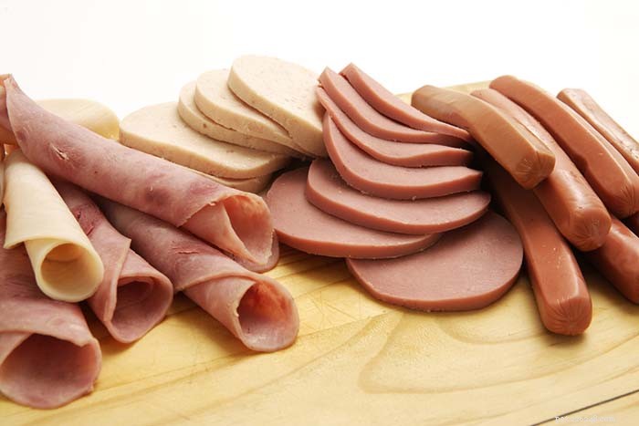 Kan hundar äta Bologna-kött? Fördelar och 7 potentiella biverkningar