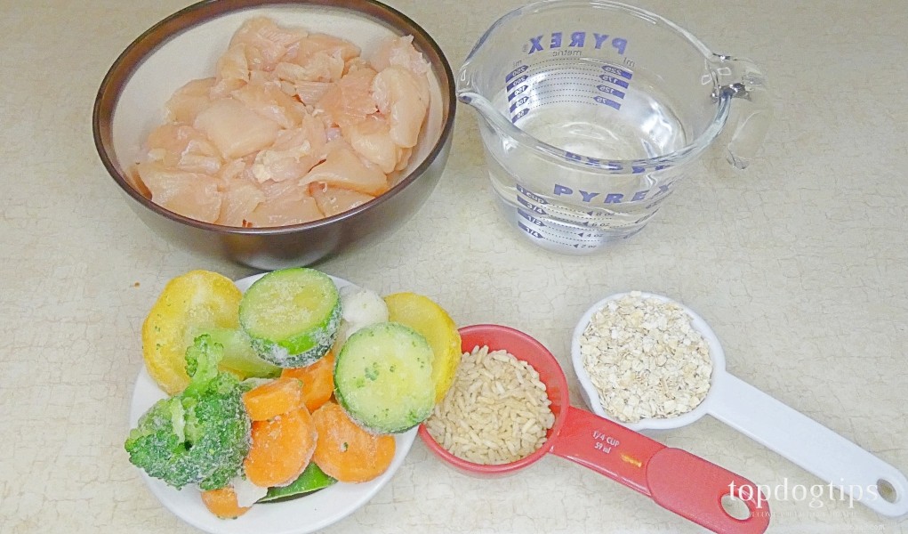 レシピ：鶏肉と野菜を使ったオートミールドッグフードの食事 