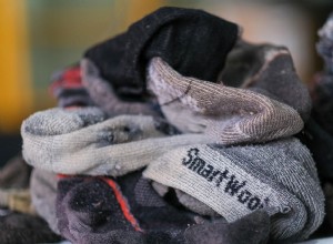 Você tem meias sobressalentes? Esta empresa transformará suas doações em camas para cães